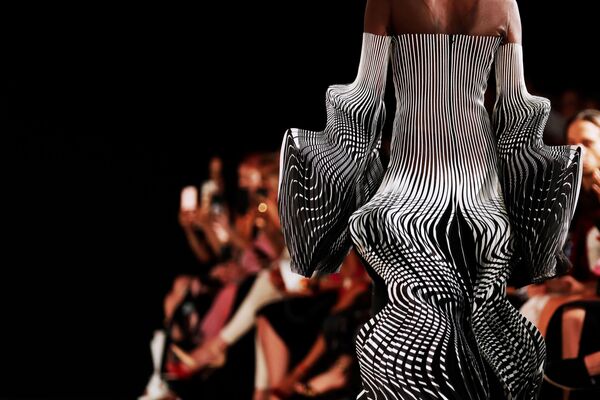 Người mẫu trình diễn chiếc váy từ bộ sưu tập mới của Iris van Herpen trên sàn catwalk Paris, Pháp - Sputnik Việt Nam