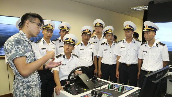 Học viên sĩ quan Hải quân Việt Nam tham quan Trung tâm Huấn luyện mô phỏng Hải quân Singapore - Sputnik Việt Nam
