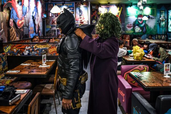 Các nghệ sĩ hóa trang Malaysia trong trang phục của Batman và Joker, đang chuẩn bị 80 năm ngày nhân vật Batman ra đời - Sputnik Việt Nam