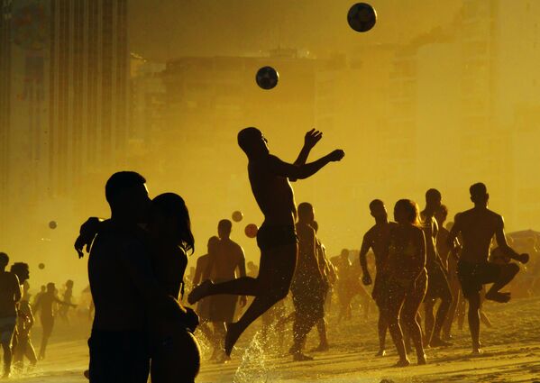 Du khách chơi bóng đá trên bãi biển Rio de Janeiro, Brazil - Sputnik Việt Nam