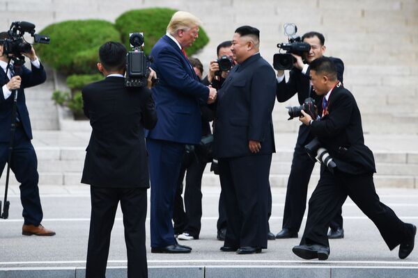 Tổng thống Hoa Kỳ Donald Trump và nhà lãnh đạo Triều Tiên Kim Jong-un trong cuộc gặp tại Bàn Môn Điếm - Sputnik Việt Nam