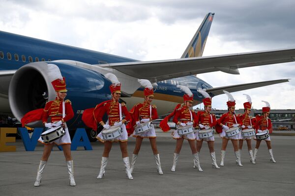 Cuộc đón tiếp long trọng máy bay của hãng Vietnam Airlines tại sân bay quốc tế Sheremetyevo - Sputnik Việt Nam