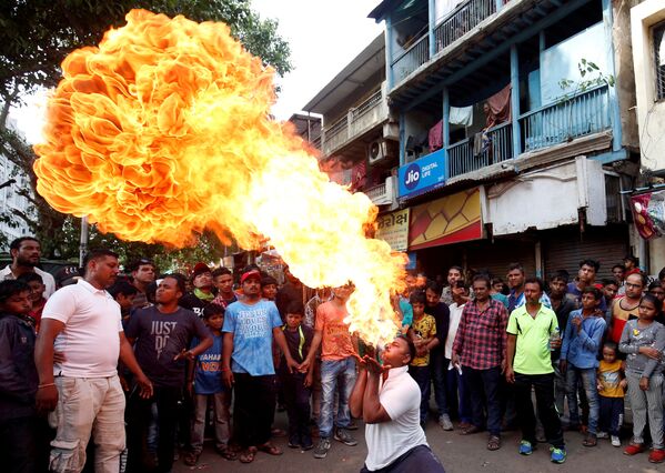 Nuốt lửa tại lễ hội Ấn Độ giáo Gura Yatra ở Ahmedabad, Ấn Độ - Sputnik Việt Nam