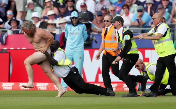 Các nhân viên an ninh bắt giữ người đàn ông khỏa thân chạy xuống sân vận động trong trận cricket giữa đội Anh và New Zealand - Sputnik Việt Nam