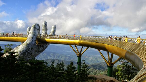 Cả một khung cảnh thiên nhiên hùng vĩ sẽ hiện ra trước mắt du khách khi đứng trên Cầu Vàng (Đà Nẵng).  - Sputnik Việt Nam