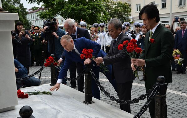 Nghi lễ khánh thành tượng đài CT Hồ Chí Minh tại Vladivostok - Sputnik Việt Nam