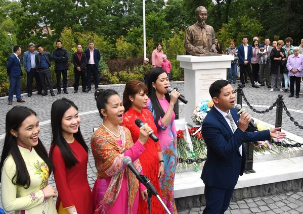 Nhóm ca nhạc Việt Nam tham gia nghi lễ trọng thể khai trương tượng đài Chủ tịch Hồ Chí Minh, tác phẩm của điêu khắc gia Piotr Chegodaev tại Vladivostok - Sputnik Việt Nam