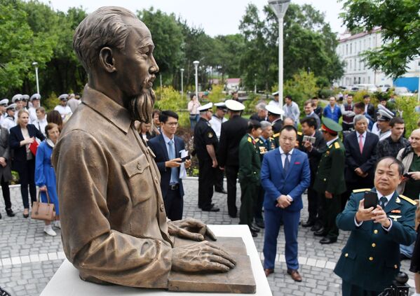 Tượng đài Chủ tịch Hồ Chí Minh, tác phẩm của nhà điêu khắc Piotr Chegodaev trong nghi lễ khánh thành tại giao điểm phố Borisenko, Vladivostok - Sputnik Việt Nam