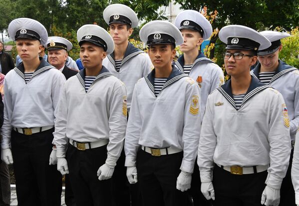Các học viên ĐHTH Hàng hải quốc gia mang tên Đô đốc G.I.Nevelsky tham gia nghi lễ trọng thể khai trương tượng đài Chủ tịch Hồ Chí Minh, tác phẩm của điêu khắc gia Piotr Chegodaev tại Vladivostok - Sputnik Việt Nam