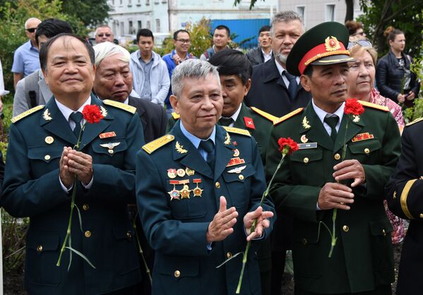 Các quân nhân Việt Nam trong nghi lễ trọng thể khai trương tượng đài Chủ tịch Hồ Chí Minh, tác phẩm của điêu khắc gia Piotr Chegodaev tại Vladivostok - Sputnik Việt Nam