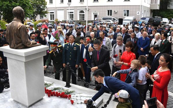 Các thành viên tham gia nghi lễ trọng thể khai trương tượng đài Chủ tịch Hồ Chí Minh, tác phẩm của điêu khắc gia Piotr Chegodaev tại Vladivostok - Sputnik Việt Nam