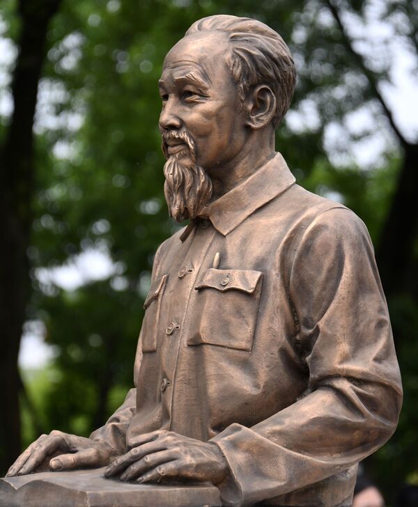Tượng đài Chủ tịch Hồ Chí Minh, tác phẩm của nhà điêu khắc Piotr Chegodaev trong nghi lễ khánh thành tại giao điểm phố Borisenko, Vladivostok - Sputnik Việt Nam