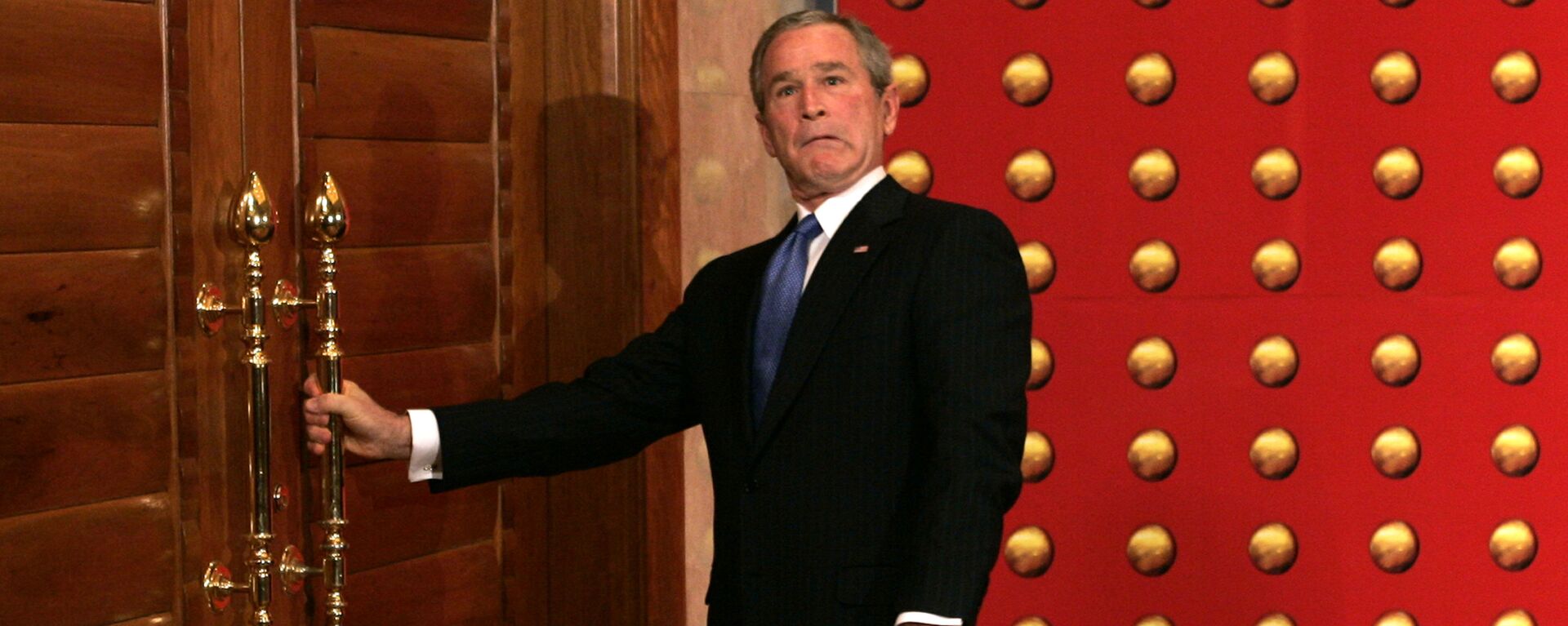  Tổng thống George Bush không thể mở cửa trong chuyến thăm cấp nhà nước tới Trung Quốc. - Sputnik Việt Nam, 1920, 19.05.2022