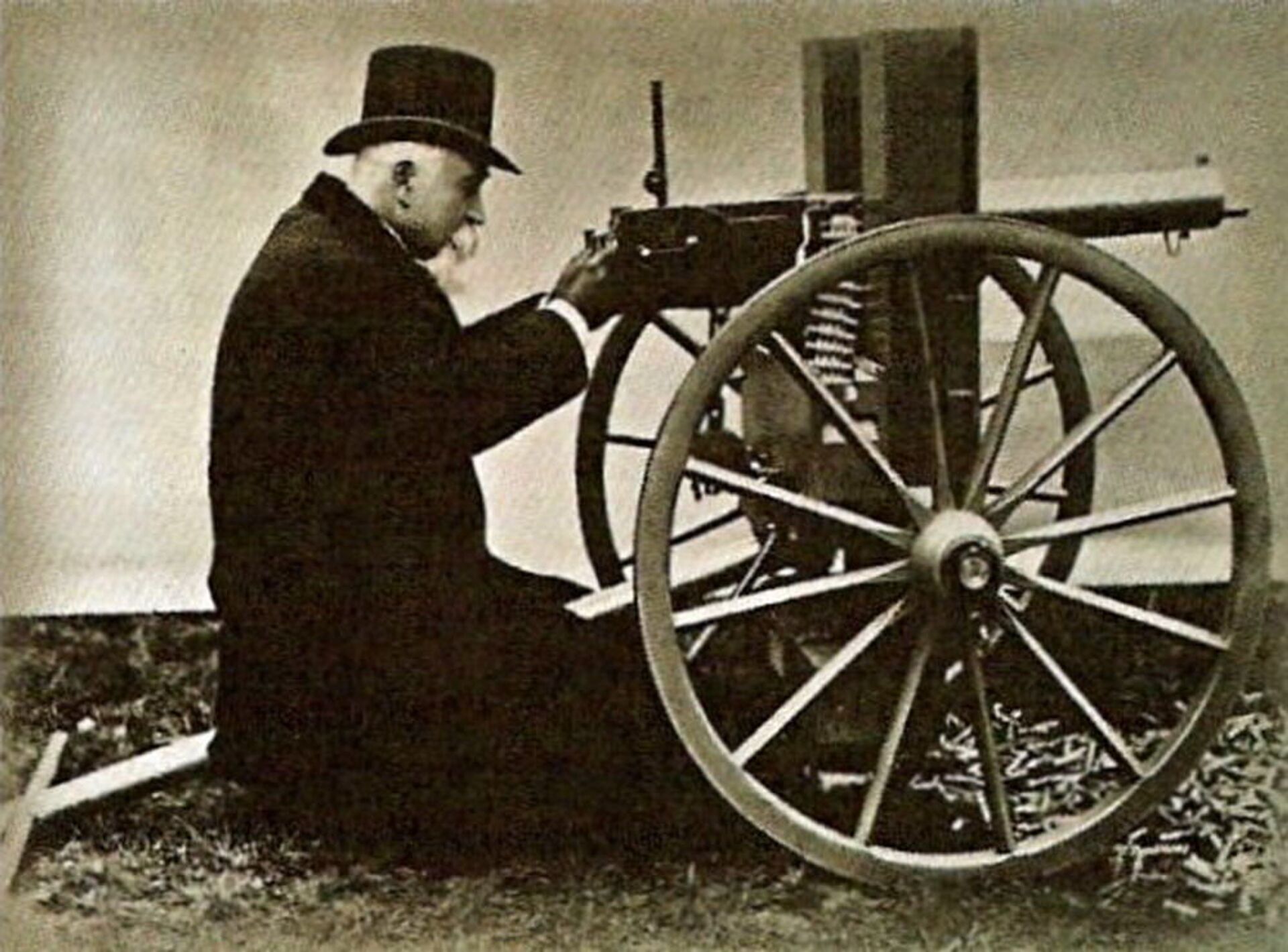 Hiram Stevens Maxim với súng máy Maxim, 1884 - Sputnik Việt Nam, 1920, 11.10.2021