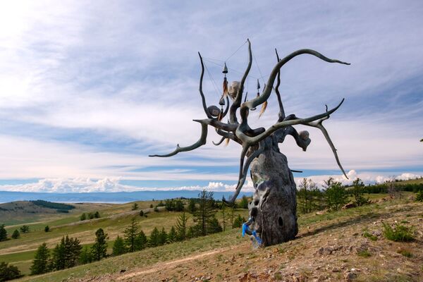 Bức tượng của nhà điêu khắc Dashi Namdakov Người bảo vệ Baikal, được dựng trên đảo Olkhon, hồ Baikal - Sputnik Việt Nam