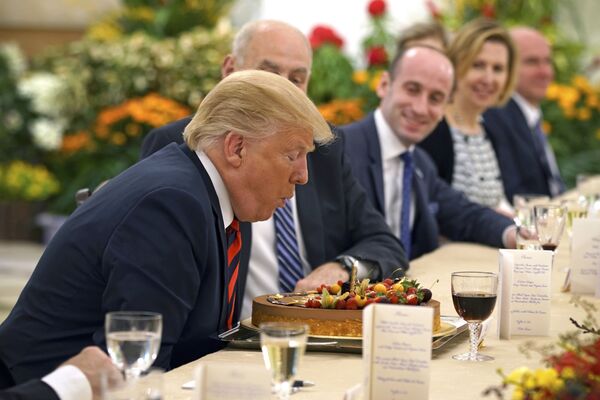 Tổng thống Mỹ Donald Trump thổi nến trên chiếc bánh sinh nhật trong cuộc gặp với Thủ tướng Singapore Lý Hiển Long - Sputnik Việt Nam