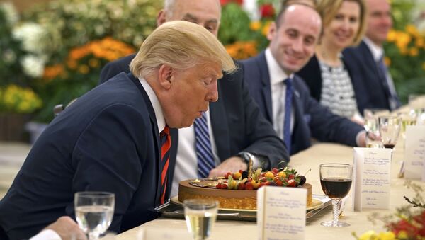 Tổng thống Mỹ Donald Trump thổi nến trên chiếc bánh sinh nhật trong cuộc gặp với Thủ tướng Singapore Lý Hiển Long - Sputnik Việt Nam