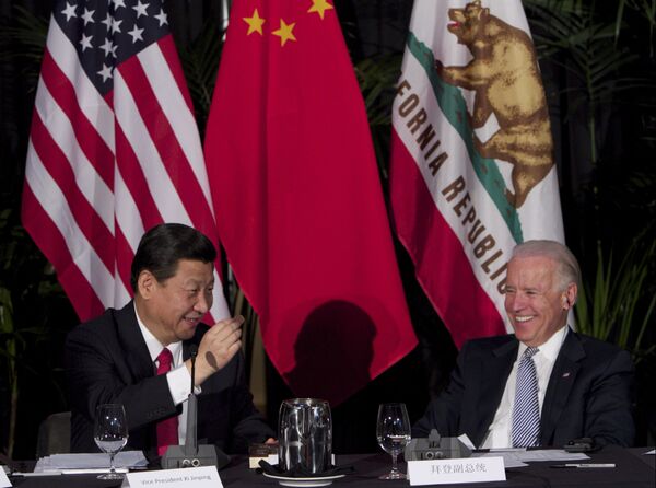 Nhà lãnh đạo Trung Quốc Tập Cận Bình ăn sô cô la tại cuộc gặp với Phó Tổng thống Hoa Kỳ Joe Biden - Sputnik Việt Nam