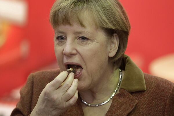 Thủ tướng Đức Angela Merkel ăn một miếng sô cô la - Sputnik Việt Nam