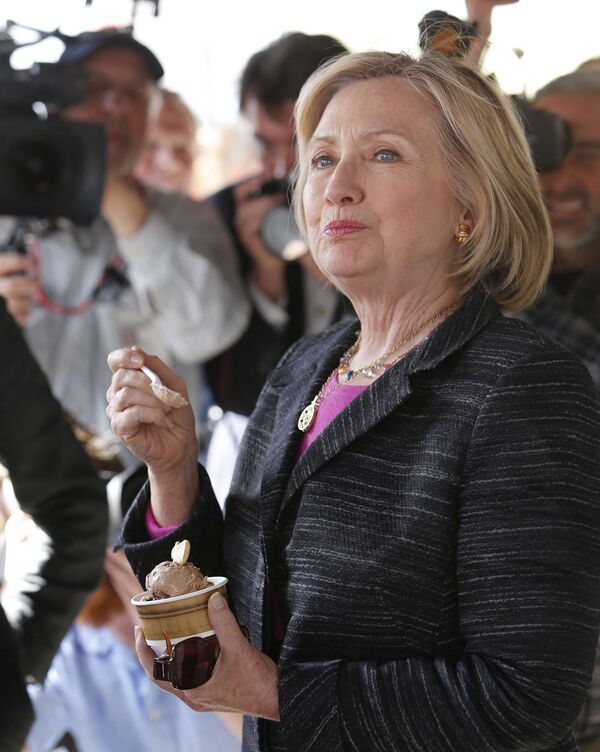Ứng cử viên tổng thống đảng Dân chủ Hillary Clinton ăn kem sô cô la với bơ đậu phộng trong khi dừng chân tại Moo's Place - Sputnik Việt Nam