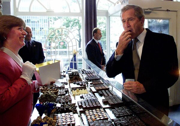 Tổng thống George W. Bush thử kẹo tại một cửa hàng sô cô la ở Brussels, Bỉ - Sputnik Việt Nam