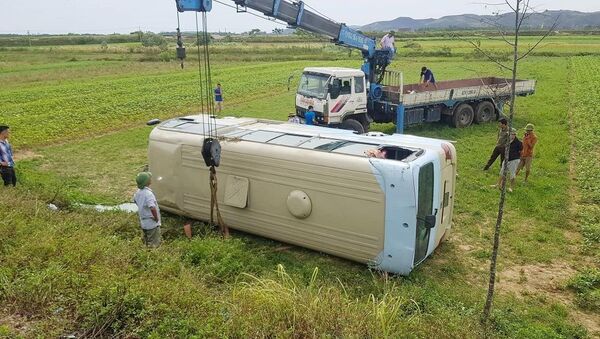  Hiện trường vụ lật xe khiến 21 công nhân bị thương.  - Sputnik Việt Nam