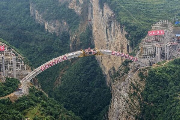 Xây dựng cây cầu nối tỉnh Vân Nam với tỉnh Quý Châu và tỉnh Tứ Xuyên ở Tây Nam Trung Quốc - Sputnik Việt Nam