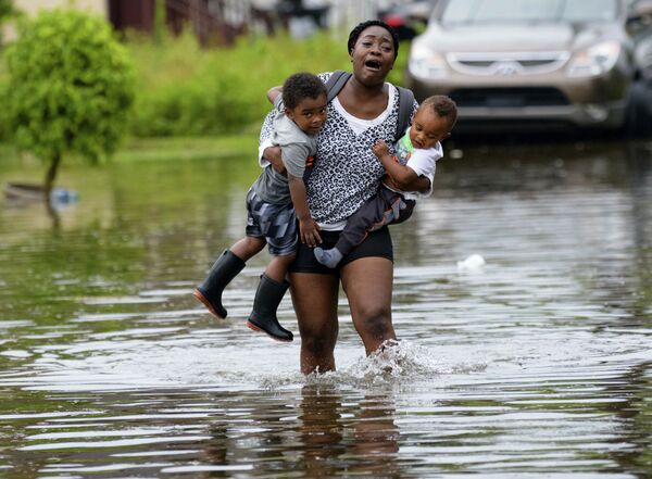Mẹ bế con trong trận lũ lụt ở New Orleans - Sputnik Việt Nam