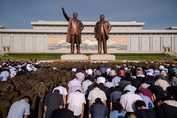Nhân dân Bình Nhưỡng mặc niệm trước tượng đài Kim Il Sung và Kim Jong Il nhân kỷ niệm 25 năm ngày mất của Kim Il Sung - Sputnik Việt Nam