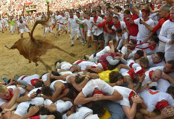 Cuộc đua bò tót trong lễ hội San Fermin tại thành phố Pamplona của Tây Ban Nha - Sputnik Việt Nam