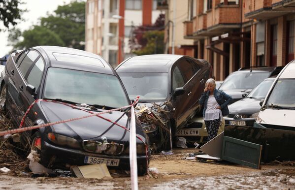 Ô tô bị ảnh hưởng bởi mưa bùn ở Tafalla, Tây Ban Nha - Sputnik Việt Nam