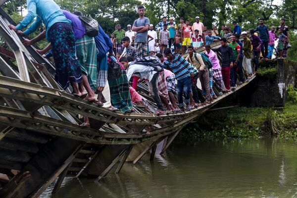 Người đi bộ trên cây cầu gãy ở Sylhet, Bangladesh - Sputnik Việt Nam