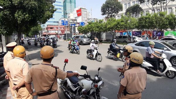 Lực lượng tuần tra kiểm soát chốt trên đường Nguyễn Hữu Cảnh. - Sputnik Việt Nam