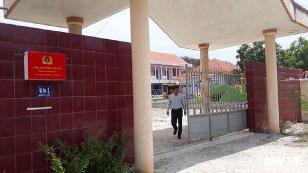Phần đất rao bán bên cạnh trường Mầm non Ninh Hải là trụ sở Công an phường Ninh Hải  - Sputnik Việt Nam