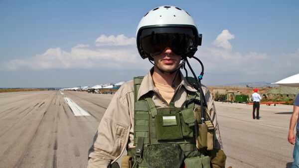 Phi công Nga ra khỏi máy bay tại căn cứ Hmeymim ở Syria - Sputnik Việt Nam
