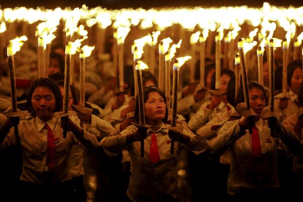 Các thiếu nữ với những ngọn đuốc trong lễ kỷ niệm lần thứ 70 ngày thành lập Đảng Lao động Triều Tiên tại Bình Nhưỡng, Bắc Triều Tiên. - Sputnik Việt Nam