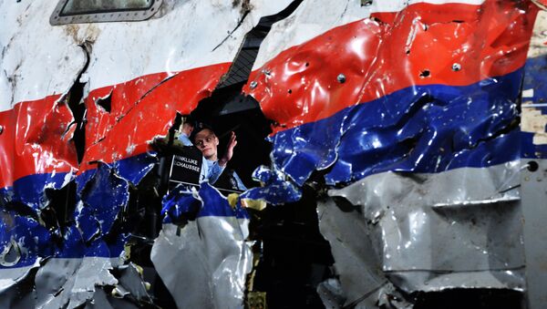Một phần của chiếc máy bay bị bắn rơi Boeing 777 của hãng hàng không Malaysia đã được tái tạo trong thời gian công bố báo cáo về bối cảnh vụ rơi máy bay ở phía đông Ukraina hôm 17 tháng Bảy 2014, căn cứ quân sự Gilze-Reyen, Hà Lan. - Sputnik Việt Nam