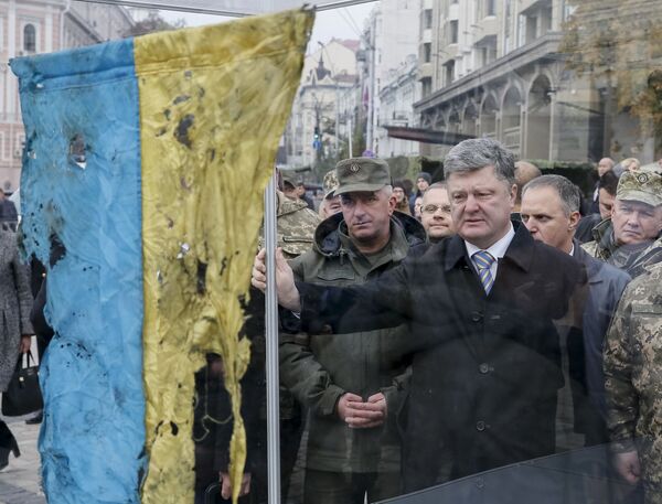 Tổng thống Pyotr Poroshenko tại triển lãm thiết bị quân sự Ukraina ở Kiev trong lễ kỷ niệm Ngày người bảo vệ tổ quốc. - Sputnik Việt Nam