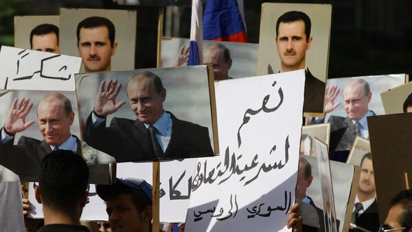 Hàng trăm người Syria mang chân dung Vladimir Putin và Bashar al-Assad đứng trước Đại sứ quán Nga tại Damascus - Sputnik Việt Nam