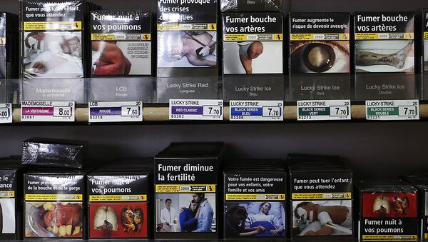 Những bao thuốc trong cửa hàng thuốc lá ở Pháp - Sputnik Việt Nam