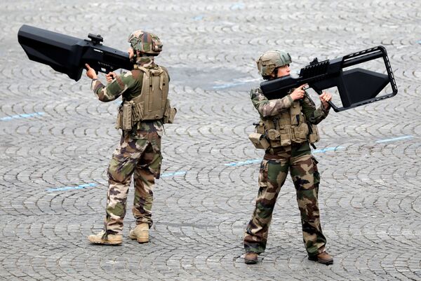 Lính Pháp cầm súng chống tăng trong cuộc diễu binh kỷ niệm Ngày Bastille trên đại lộ Champs Elysees ở Paris, Pháp - Sputnik Việt Nam
