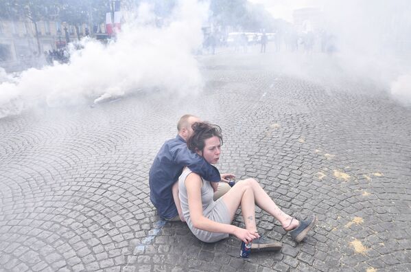 Thanh niên bạo loạn trên đại lộ Champs Elysees ở Paris - Sputnik Việt Nam