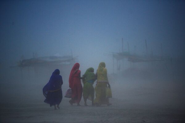 Phụ nữ đi bộ qua cơn bão cát ở Allahabad, Ấn Độ - Sputnik Việt Nam