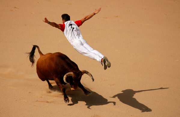 Recortador nhảy qua con bò trong lễ hội ở San Fermin, Tây Ban Nha - Sputnik Việt Nam