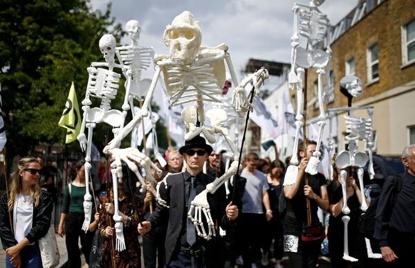 Cuộc diễu hành của các nhà hoạt động phong trào Extinction Rebellion ở London - Sputnik Việt Nam