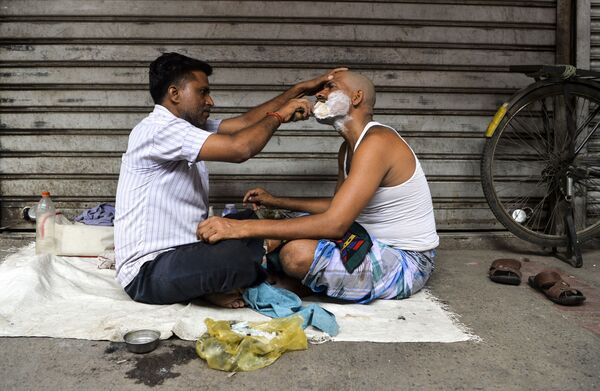 Thợ cạo phục vụ khách hàng ở khu phố cổ New Delhi, Ấn Độ - Sputnik Việt Nam