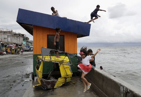Trẻ em nhảy xuống nước ở vịnh Manila ở Philippines sau cơn mưa lớn - Sputnik Việt Nam
