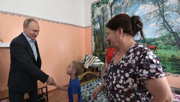 Tổng thống Nga Vladimir Putin nói chuyện với người dân Tulun tại khu lưu trú tạm thời danh cho những cư dân chịu hậu quả lũ lụt. - Sputnik Việt Nam