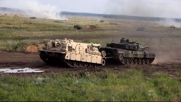 Cuộc giao tranh của “Abrams” và T-72M trên video - Sputnik Việt Nam