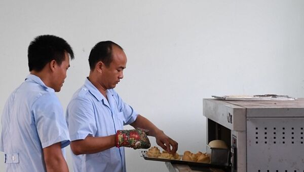 Các thành viên Đội tuyển bếp dã chiến thực hành làm bánh - Sputnik Việt Nam